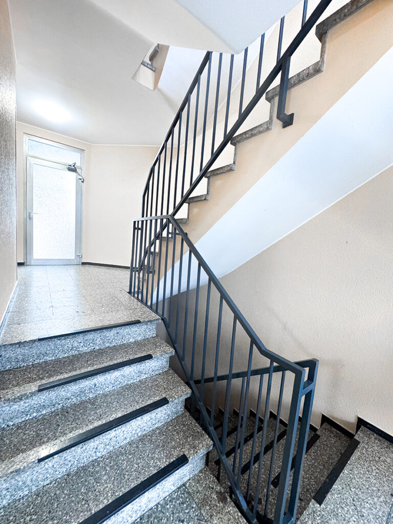 Kapitalanlageimmobilie Dessauer Straße Flur undTreppenhausansicht
