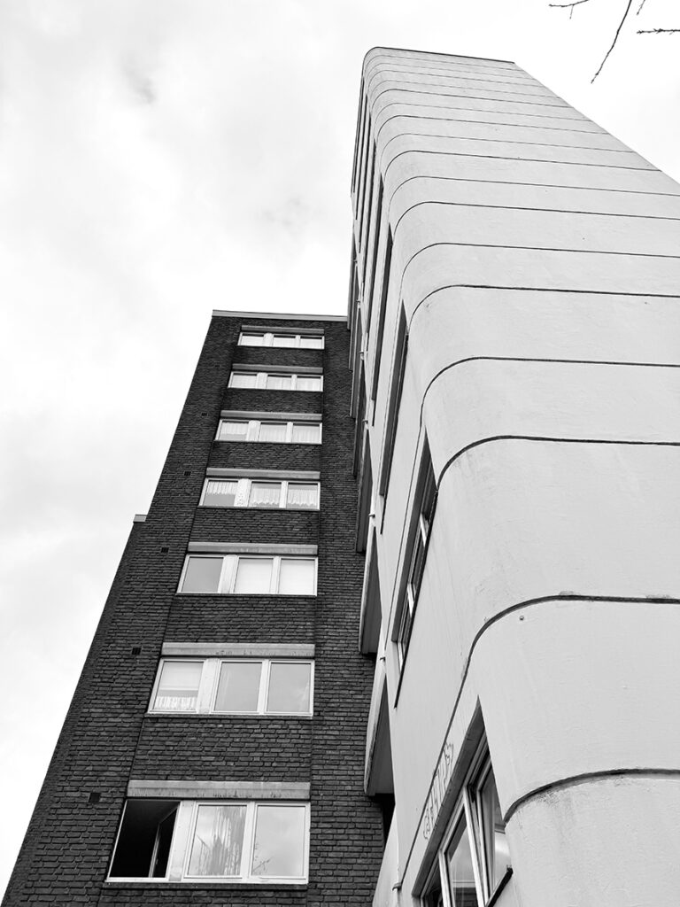 Schwarz-weiß Bild der Gebäude an der Dessauerstraße