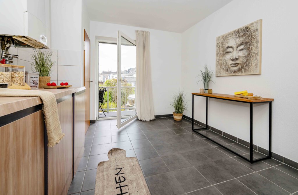 Modern inszenierte Küche im Home Staging, Verkaufsobjekt Klagenfurter Straße Mönchengladbach – Wealth & Living Immobilien.