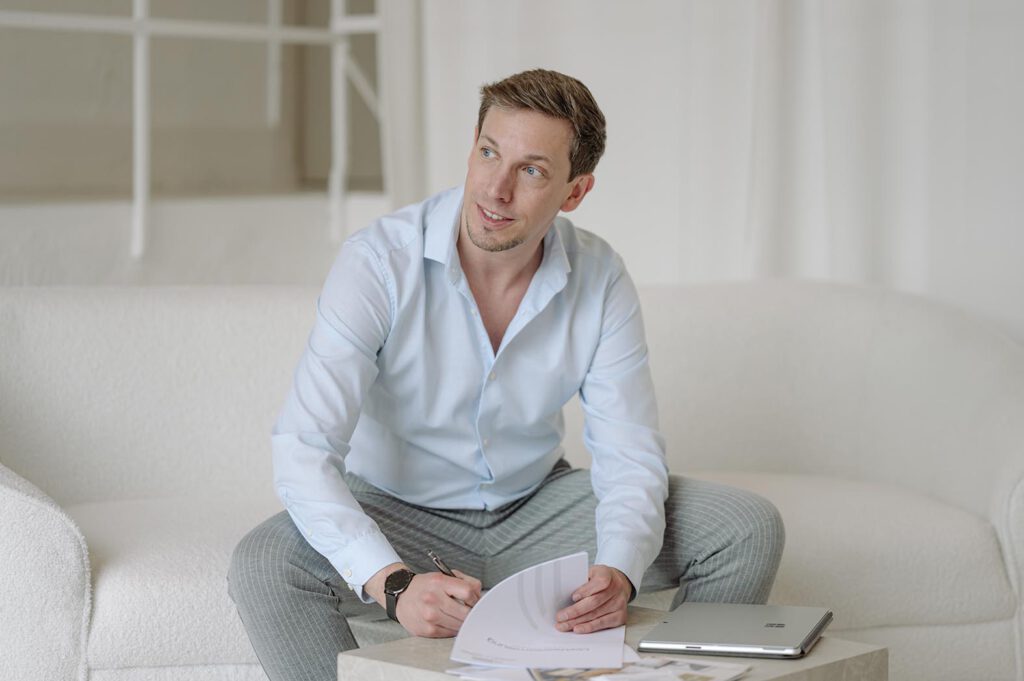 Wealth & Living Immobilien in Viersen. Daniel Maaßen, Geschäftsführer und Immobilienmakler IHK unterschreibt einen Maklervertrag.